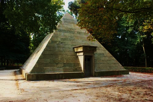 Piramide-cascine