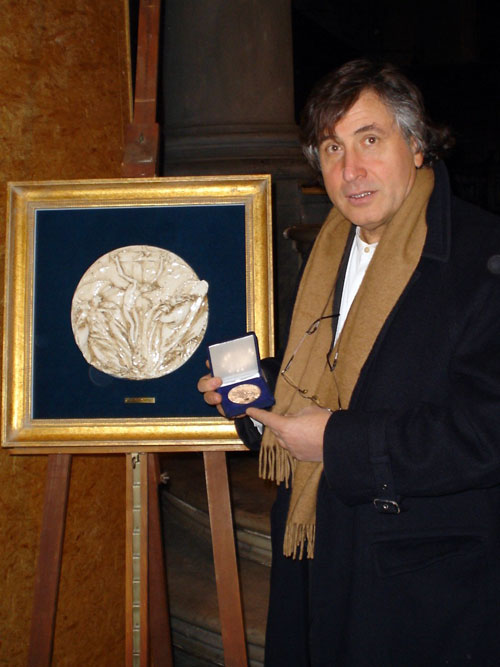 mario_pachioli_riceve_lonoreficenza_medaglia_beato_angelico_firenze_2005