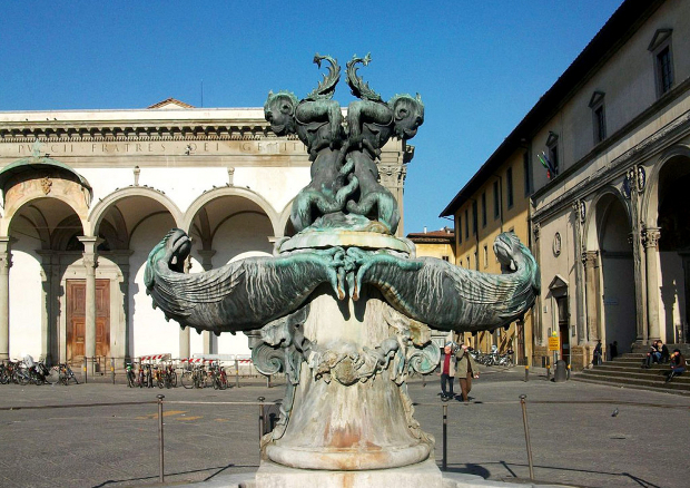 Joanbanjo_1280px-Font_a_la_plaça_de_la_Santissima_Annunziata_de_Florència-1024x723